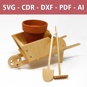 Könnte beinhalten: Ein hölzerner Spielzeug-Gärtnerwagen mit einem Terrakotta-Blumentopf, einer kleinen Holzschaufel und einer Harke. Der Gärtnerwagen ist aus hellem Holz gefertigt und hat ein braunes Holzrad. Die Schaufel und die Harke sind ebenfalls aus hellem Holz.