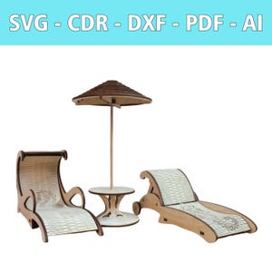 Puede incluir: Un conjunto de miniaturas de madera cortadas con láser que incluye dos tumbonas y una mesa con sombrilla a juego. Las piezas de madera clara tienen bordes marrón oscuro y detalles grabados. El texto SVG - CDR - DXF - PDF - AI está arriba.