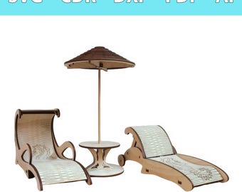 Op de afbeelding: Een lasergesneden houten miniatuurset met twee ligstoelen en een bijpassende tafel met parasol. De lichtgekleurde houten onderdelen hebben donkerbruine randen en gegraveerde details. De tekst SVG - CDR - DXF - PDF - AI staat bovenaan.