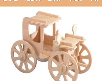 Könnte beinhalten: Ein Holzmodell einer Kutsche mit großen Speichenrädern und einem detaillierten Wagenkörper. Das Modell besteht aus hellfarbenem Holz und trägt oben den Text "SVG - CDR - DXX - PDF - AI". Die Kutsche hat ein klassisches Design.