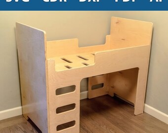 Op de afbeelding: Een houten hoogslaper met een ladder en een ingebouwde leuning. Het bed is gemaakt van licht hout en heeft een eenvoudig ontwerp.