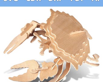 Könnte beinhalten: Ein Holzpuzzle in Form einer Krabbe mit ineinandergreifenden Teilen. Die Krabbe besteht aus hellem Holz und hat detaillierte Scheren, Beine und einen geschichteten Körper. Der Text "SVG - CDR - DXF - PDF - AI" steht oben.