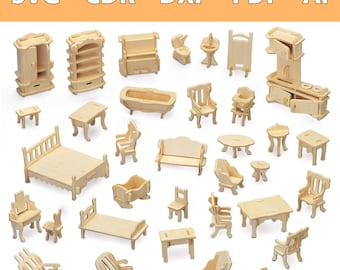 Op de afbeelding: Een verzameling miniatuur houten poppenhuismeubels, waaronder bedden, stoelen, tafels, kasten en badkamerinrichting. De afbeelding bevat bovenaan de tekst SVG - CDR - DXF - PDF - AI, wat wijst op digitale bestandsformaten voor deze lasergesneden ontwerpen.