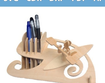 Op de afbeelding: Een bureau-organizer van lichtgekleurd hout met een verticaal pennenbakje en een decoratieve uitsparing van een persoon in een kajak met een peddel. De blauwe banner bovenaan toont de tekst SVG - CDR - DXF - PDF - AI in witte hoofdletters.