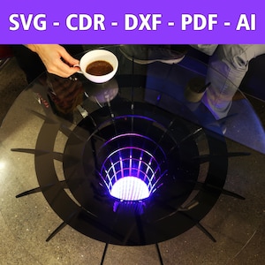 Puede incluir: Una mesa de vidrio negro con un diseño circular y en espiral. El centro de la mesa tiene una luz morada que brilla a través de una rejilla.