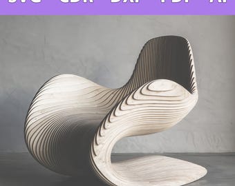 Könnte beinhalten: Ein moderner Holzstuhl mit einem einzigartigen wellenförmigen Design. Der Stuhl ist aus geschichtetem Sperrholz gefertigt und hat eine glatte, natürliche Oberfläche.