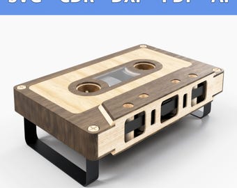 Könnte beinhalten: Ein Holz-Couchtisch in Form einer Kassette mit schwarzen Metallbeinen. Der Tisch ist aus hellem und dunklem Holz gefertigt und hat ein realistisches Kassetten-Design.