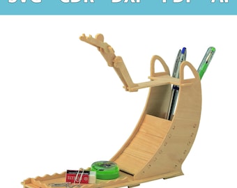 Op de afbeelding: Een lichtgekleurde houten bureau-organizer met een hellingachtige structuur en een klein beweegbaar figuurtje aan de bovenkant. Het object bevat een pennenhouder, een platte basis voor kleine items en de tekst SVG - CDR - DXF - PDF - AI bovenaan.