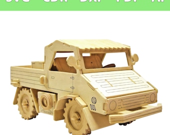 Op de afbeelding: Een lichtgekleurde houten modelvrachtwagen met een laadbak, getextureerde wielen en een cabine met open ramen. De bovenste banner toont de tekst SVG - CDR - DXF - PDF - AI. Het voertuig is opgebouwd uit in elkaar grijpende houten panelen met zichtbare verbindingen.