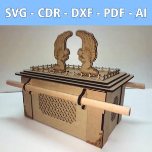 Könnte beinhalten: Eine weiße Keramik-Tasse mit schwarzem Henkel und dem Text "But First, Coffee" in schwarzer, fetter Schrift. Die Tasse steht auf einer weißen Oberfläche.