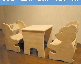 Op de afbeelding: Een houten kindertafel en twee stoelen in de vorm van beren. De tafel en stoelen zijn onbewerkt en hebben een natuurlijke houtkleur.