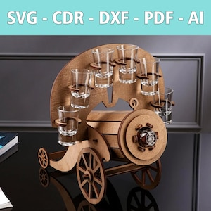 Op de afbeelding: Houten shotglazenhouder in de vorm van een kanon met wielen. Het kanon heeft een loop met een houten textuur en een metalen detail aan de voorkant. De houder heeft zes shotglazen eraan bevestigd.