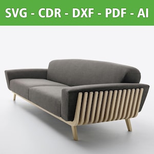 Op de afbeelding: Een grijze stoffen bank met een houten frame. Het frame heeft een uniek ontwerp met verticale latten aan de rugleuning en zijkanten. De bank heeft een modern ontwerp en is perfect voor een woonkamer of kantoor.