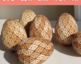 Op de afbeelding: Vijf houten eieren met een geometrisch patroon, elk ei is in een andere bruine tint.
