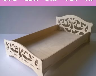 Könnte beinhalten: Ein Puppenbett aus Holz mit einem dekorativen Ausschnittmuster. Das Bett ist aus hellem Holz gefertigt und hat ein schlichtes, elegantes Design.