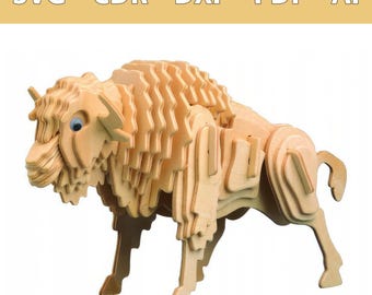 Könnte beinhalten: Eine Holz-Bison-Skulptur mit einem geschichteten Design. Der Bison besteht aus hellfarbenem Holz und hat blaue Augen. Der Text "SVG - CDR - DXF - PDF - AI" befindet sich oben im Bild.