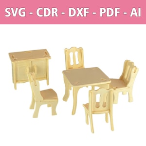 Könnte beinhalten: Ein Miniatur-Puppenhaus-Möbelset aus Holz, einschließlich Tisch, Stühlen und Schrank. Die Möbel sind hellbeige und haben ein klassisches Design. Der Text "SVG - CDR - DXF - PDF - AI" ist ebenfalls im Bild enthalten.