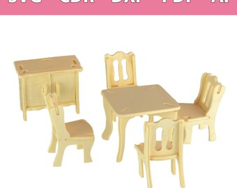 Könnte beinhalten: Ein Miniatur-Puppenhaus-Möbelset aus Holz, einschließlich Tisch, Stühlen und Schrank. Die Möbel sind hellbeige und haben ein klassisches Design. Der Text "SVG - CDR - DXF - PDF - AI" ist ebenfalls im Bild enthalten.