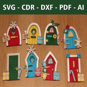 Puede incluir: Conjunto de ocho puertas de duendes navideños de madera de colores con diversas decoraciones, incluyendo bastones de caramelo, coronas, copos de nieve y un hombre de jengibre. Las puertas son todas arqueadas y tienen un aspecto festivo y caprichoso. Cada puerta tiene un letrero que dice "Polo Norte".