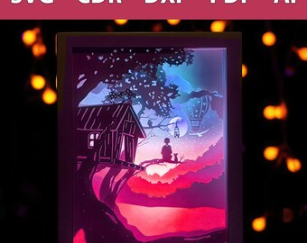 Könnte beinhalten: Eine 3D-Papierkunst-Leuchtlandschaft mit einem Baumhaus, einer Person, die auf einem Ast sitzt, einem Heißluftballon und einem Mond am Himmel. Die Szene wird mit rosa, lila und blauen Lichtern beleuchtet.