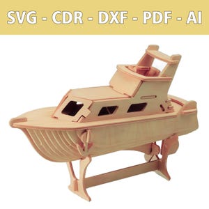 Op de afbeelding: Een lichtbruine houten modelboot met een gedetailleerd ontwerp, inclusief een kajuit, ramen en een romp. De boot wordt ondersteund door een standaard. De tekst bovenaan de afbeelding luidt: SVG - CDR - DXF - PDF - AI.