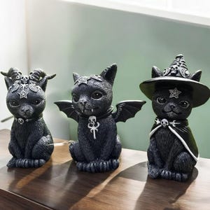 神秘的な黒猫の像 - 魔女猫人形 | ハロウィンの卓上装飾 | 魔女の家のインテリアアクセント | 不気味な猫のオーナメント | ギフトアイデア