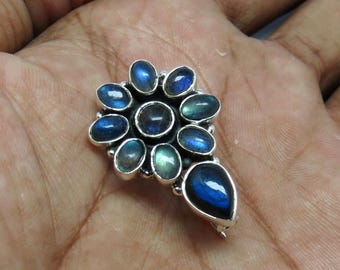 Broche de labradorita en plata de ley: prendedor de solapa con piedra preciosa hecho a mano