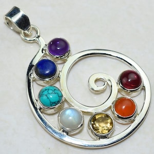 Op de afbeelding: Zilveren hanger met een spiraalvormig ontwerp en zeven edelstenen: amethist, lapis lazuli, turquoise, maansteen, citrien, karneol en granaat.