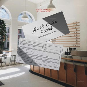Op de afbeelding: Twee witte kaarten met zwarte tekst. De bovenste kaart leest "Meet Cute Card" in cursief, met "LET'S GET ACQUAINTED" eronder. De onderste kaart heeft invulprompts. De achtergrond is een café-omgeving met een houten toonbank en menu.