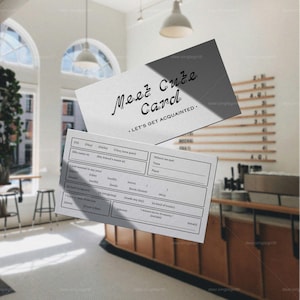 Pu&ograve; includere: Due biglietti bianchi con testo nero. Il biglietto in alto recita "Meet Cute Card" e "Let's Get Acquainted". Il biglietto in basso ha richieste da compilare per informazioni personali e una sezione per dove e quando si sono incontrati.