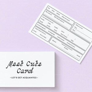 Pu&ograve; includere: Due biglietti bianchi su sfondo lilla chiaro. Un biglietto recita "Meet Cute Card" con il testo "Let's Get Acquainted". L'altro biglietto presenta campi da compilare come "My name is" e "Where we met".