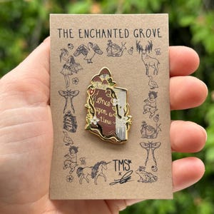 Zaczarowana Księga - Przypinka Emaliowana