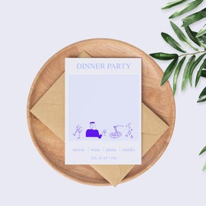 Può includere: Un biglietto d'invito azzurro chiaro con il testo "DINNER PARTY" in azzurro chiaro. Il biglietto presenta un'illustrazione viola di una persona che tiene un bicchiere di vino, un bicchiere di vino, un piatto di pasta e un piatto di spuntini. Il testo "movie | wine | pasta | snacks" è sotto l'illustrazione. Il testo "JUL 10 AT 7 PM" è sotto il testo. Il biglietto è su un piatto di legno con una busta marrone.