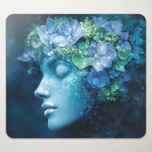 Puede incluir: Una pintura digital de la cara de una mujer con flores azules y hojas que le crecen de la cabeza. Los ojos de la mujer están cerrados y tiene una expresión serena.
