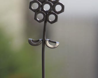 ナットとボルトで作られた花の彫刻　溶接アート