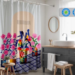 Puede incluir: Cortina de ducha blanca con un diseño floral colorido. La cortina presenta flores rosas, follaje azul y amarillo y jarrones abstractos. El diseño incluye una gran forma de color melocotón y un patrón de cuadrícula azul y blanco.