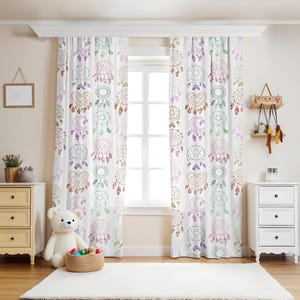 Puede incluir: Cortinas blancas con un patrón repetido de atrapasueños coloridos. Las cortinas cuelgan frente a una ventana, y la habitación tiene una combinación de colores neutros. Las cortinas son un elemento decorativo en un dormitorio.