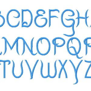 Puede incluir: Un alfabeto azul con una fuente decorativa y estilizada. Las letras son todas en mayúsculas y tienen un aspecto caprichoso y elegante.