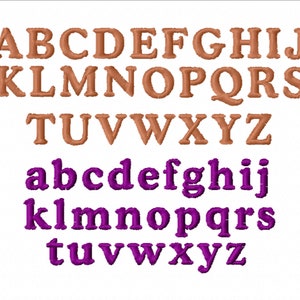 Könnte beinhalten: Ein komplettes Alphabet in Groß- und Kleinbuchstaben. Die Großbuchstaben sind in einer braunen, strukturierten Schriftart gehalten. Die Kleinbuchstaben sind in einer violetten, strukturierten Schriftart gehalten. Die Buchstaben werden auf weißem Hintergrund angezeigt.