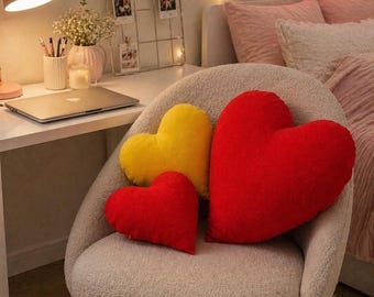 Eleganti cuscini a forma di cuore fatti a mano: morbidi ed eleganti in giallo e rosso
