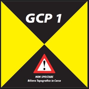以下が含まれることがあります： 黒い背景に、各コーナーに黄色の三角形がある正方形の標識。 白い文字で「GCP 1」と書かれ、その下に赤い三角形と感嘆符があります。 三角形の下には「NON SPOSTARE Rilievo Topografico in Corso」と書かれています。