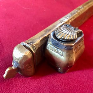 Antique Middle Eastern Islamic Brass Inkwell Qalamdan - Ancien Encrier Islamique en laiton du Moyen-Orient Qalamdan, circa 1850