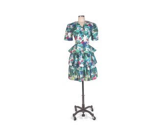Traje vintage de los 80 con estampado floral tropical, chaqueta peplum y minifalda con volantes - VFG