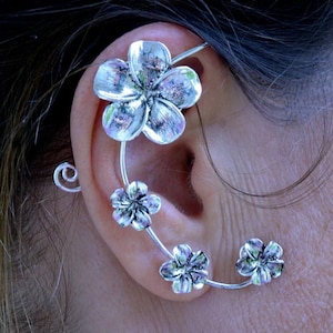 Elfen Ohrmanschette – Plumeria Blumen Design – Verstellbare Elfen Ohrmanschette – Einheitsgröße – Silber oder Gold – Fantasy, Festival & Boho Schmuck