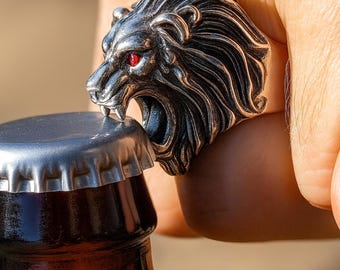 Löwenkopf Flaschenöffner mit roten Augen – Biker-Armband aus Edelstahl in den Größen 8–15 von Mittelalter-Metall