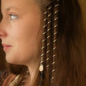 Hair Twister Mini – 6-calowa metalowa spiralna opaska do włosów – renesansowa, motocyklowa i modna ozdoba do włosów – srebrna lub złota