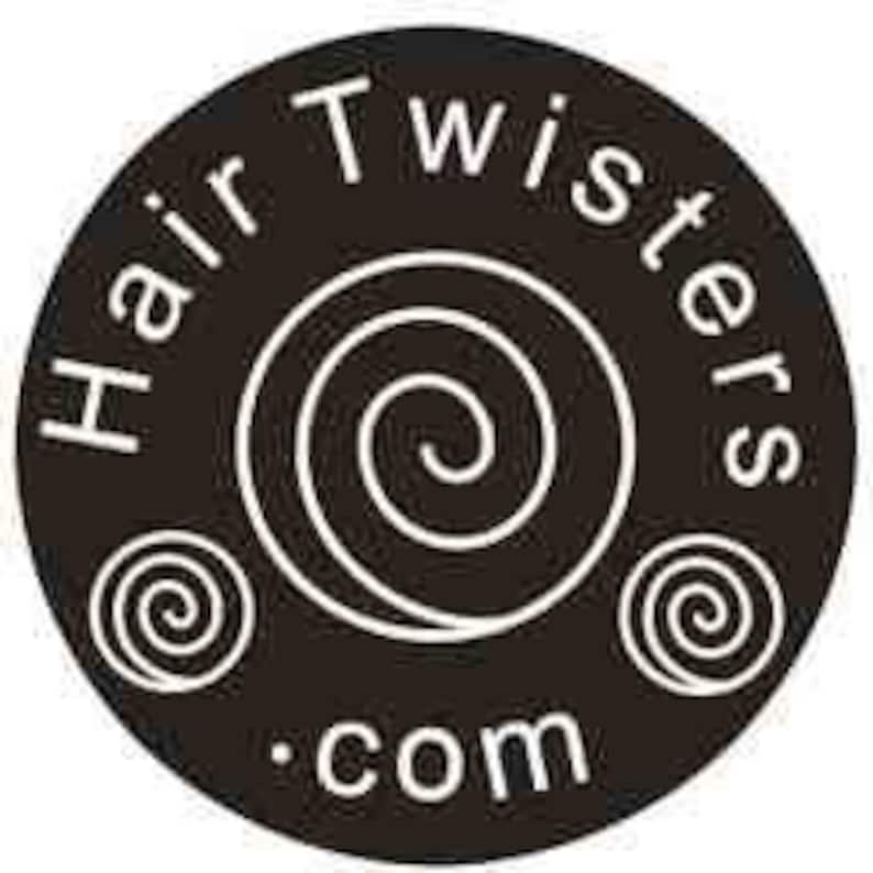 K&ouml;nnte beinhalten: Schwarzwei&szlig;es Logo f&uuml;r Hair Twisters, eine Website f&uuml;r Haaraccessoires. Das Logo zeigt ein Spiraldesign und den Text "Hair Twisters.com".