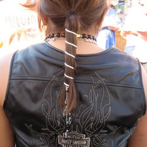 Zilveren metalen haarelastiekje - paardenstaarthouder modieuze wrap - haarverzorging styling ornament met bedel - twister manchet sieraden spiraal - 6" lengte
