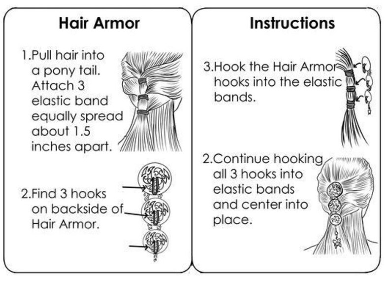 K&ouml;nnte beinhalten: Anleitung zur Verwendung eines Haarschmuck-Accessoires namens "Hair Armor". Das Bild zeigt eine Schwarzwei&szlig;-Zeichnung eines Haares mit drei Gummib&auml;ndern und einem Haarschmuck-Accessoire mit drei Haken. Der Text lautet: "Hair Armor" und "Instructions".