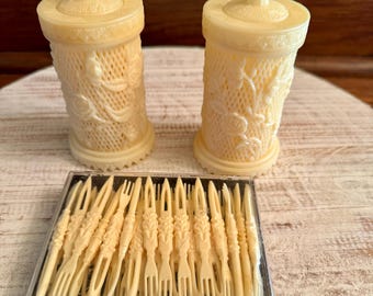 Tenedores para aperitivos de mediados de siglo con recipiente a juego: diseño de rosas enrejadas, 145 tenedores.